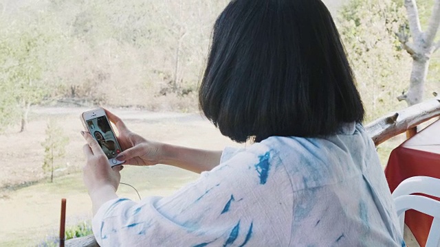 年轻女子有视频聊天，她的母亲-股票视频视频素材