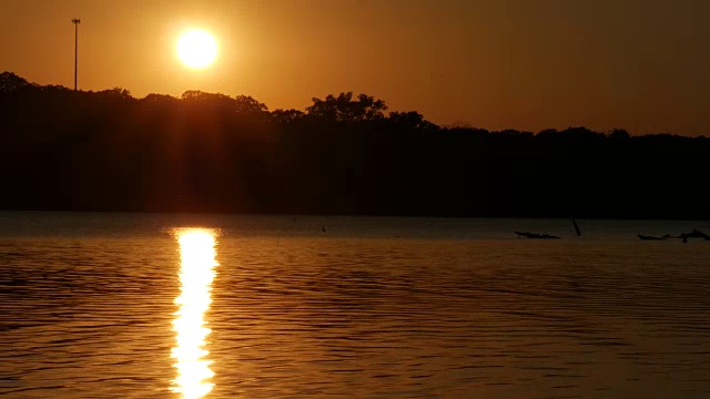 圆圆的太阳落山，金色的反光视频素材