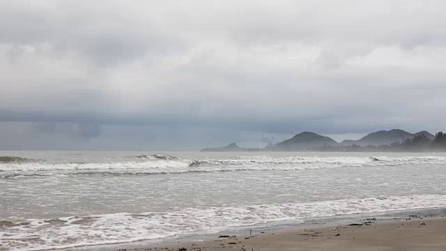 4K:海滩上有暴雨云视频素材