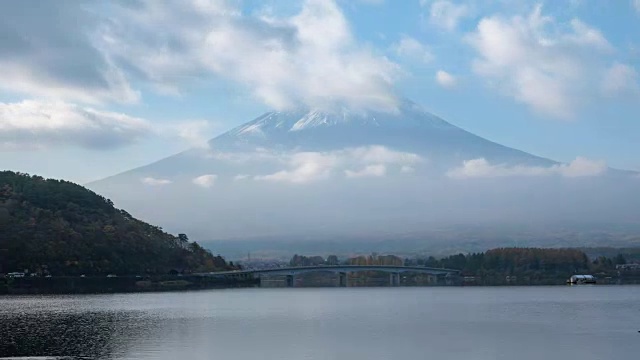 浮云在富士山上空的时间流逝视频素材