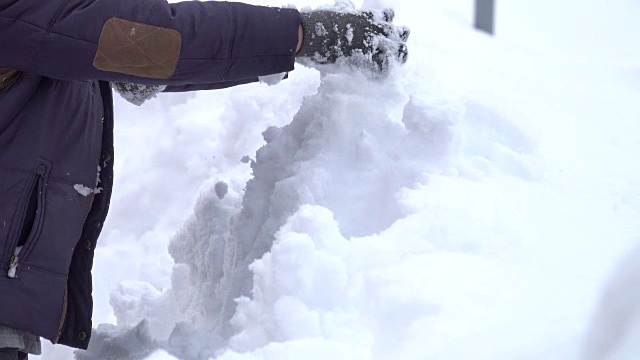 4k:特写打雪仗，堆雪人，在雪中嬉戏视频素材