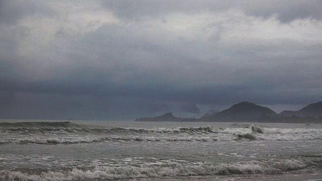 海滩上雨云的慢动作视频素材