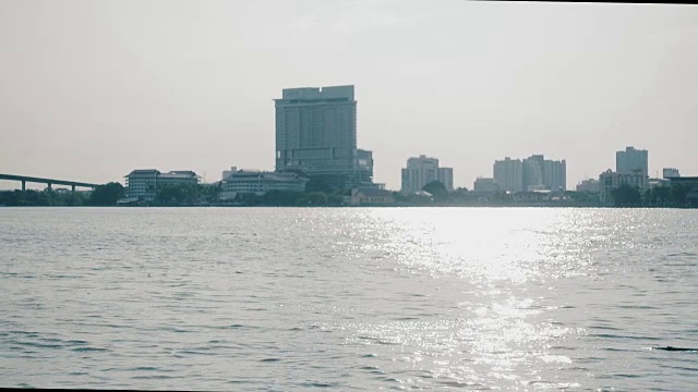 河水水面波光粼粼，流光溢彩，午后闪烁视频素材