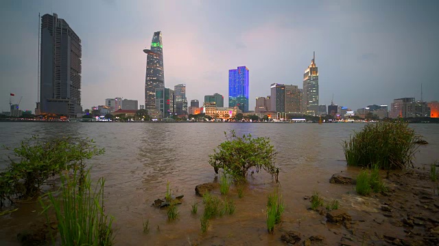 4k电影胡志明天际线和西贡河的灰尘，胡志明市，越南视频素材