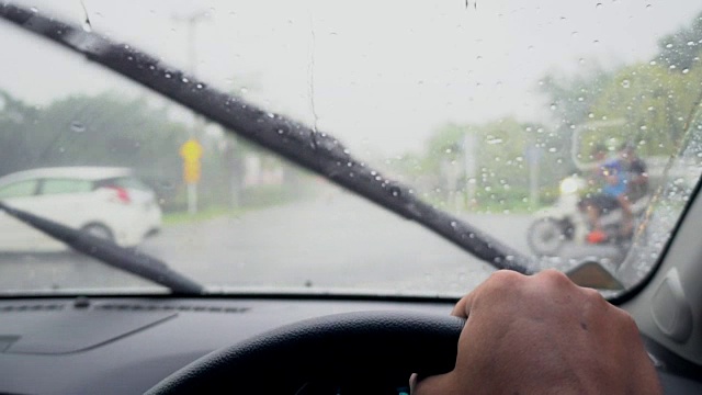 在雨中开车视频素材