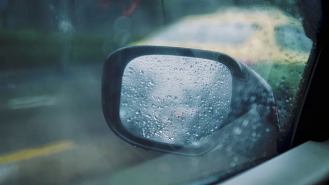 堵车时车的后视镜在下雨视频素材