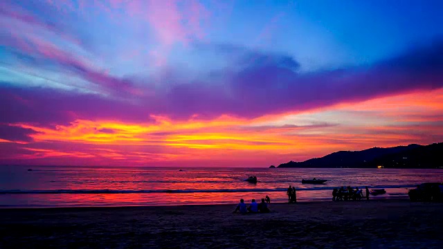 时光流逝的热带海滩与日落和美丽的天空视频素材