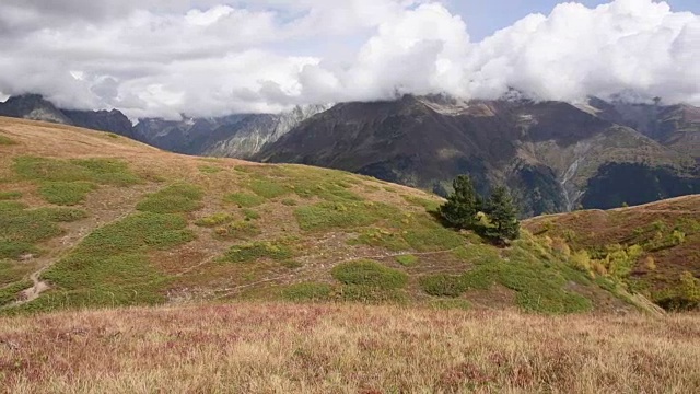 特tnuldi的全景突出的山峰在大高加索山脉的中部，位于格鲁吉亚的斯瓦内蒂地区。高清视频视频素材