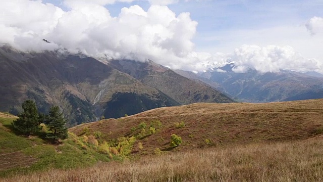 特tnuldi的全景突出的山峰在大高加索山脉的中部，位于格鲁吉亚的斯瓦内蒂地区。高清视频视频素材