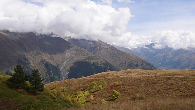 特tnuldi的全景突出的山峰在大高加索山脉的中部，位于格鲁吉亚的斯瓦内蒂地区。高清视频视频素材