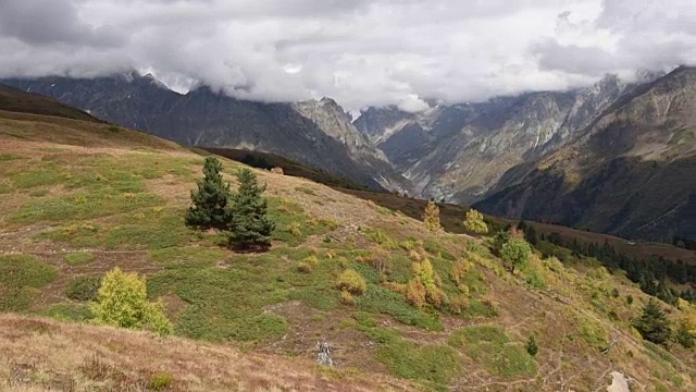 特tnuldi的全景突出的山峰在大高加索山脉的中部，位于格鲁吉亚的斯瓦内蒂地区。高清视频视频素材