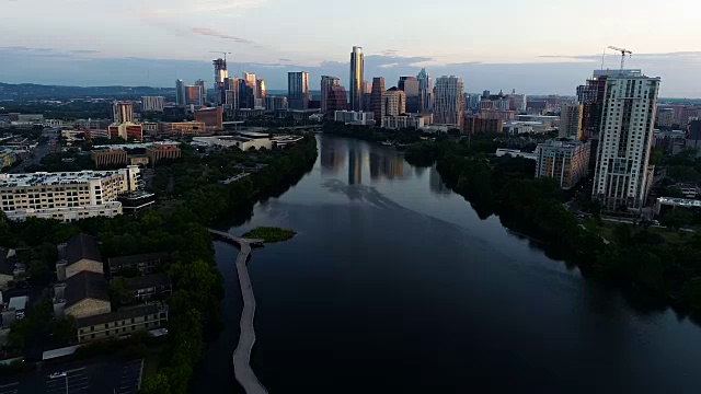 中心视图完美的日出天际线城市景观下降在德州奥斯汀河畔人行天桥视频素材