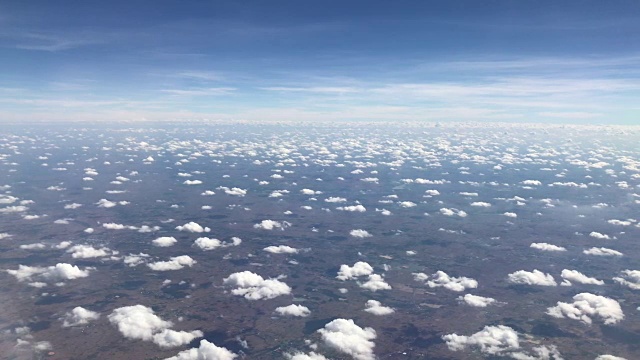 天空湛蓝，白天有云彩视频素材