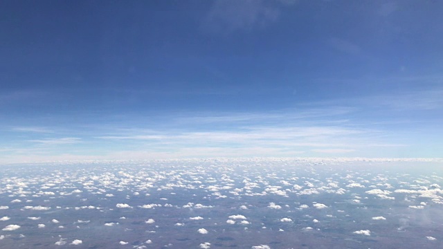 天空湛蓝，白天有云彩视频素材