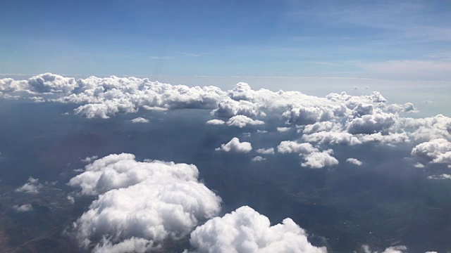 天空湛蓝，白天有云彩视频素材