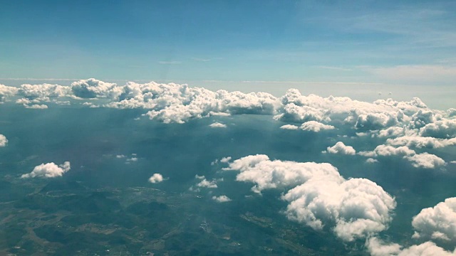 天空湛蓝，白天有云彩视频素材