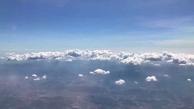 天空湛蓝，白天有云彩视频素材