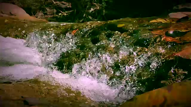 近距离观察瀑布在山石上的流动视频素材