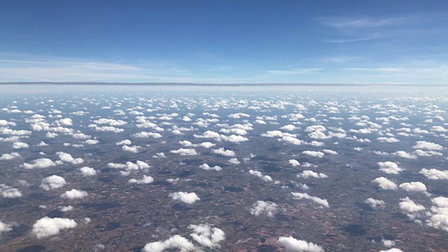 天空湛蓝，白天有云彩视频素材