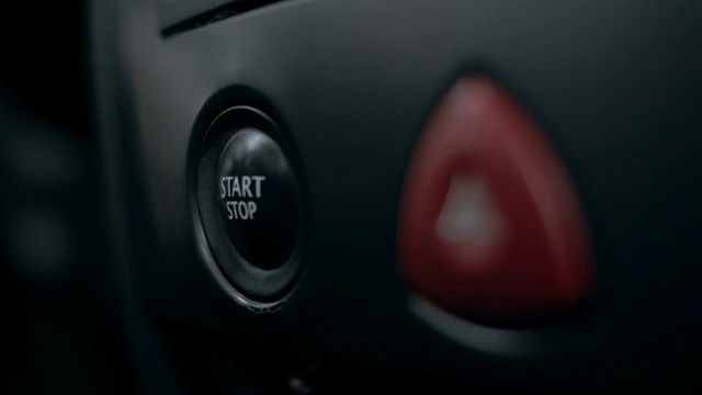 用自动启动按钮启动汽车的点火装置视频素材