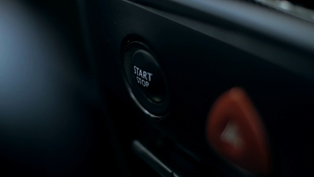 按下汽车的自动启动按钮视频素材