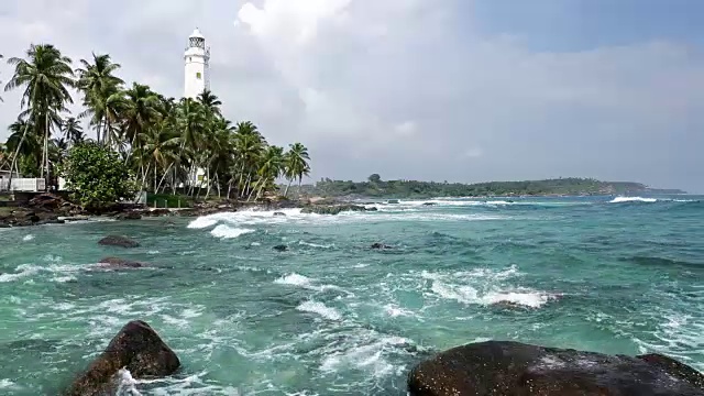 灯塔，棕榈树和阳光明媚的大海视频素材