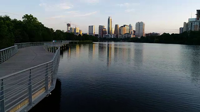 完美的日出天际线城市景观向前移动在德州奥斯汀河畔人行天桥视频素材