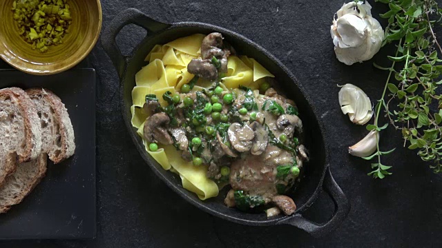 鸡玛沙拉配鸡蛋面、蘑菇和豌豆视频素材