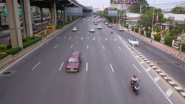 Vibhavadi Rangsit路和曼谷的交通，许多汽车在道路上和建筑沿道路。视频素材