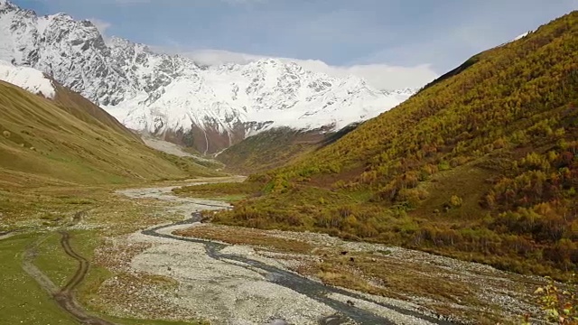 令人惊叹的旅游胜地，靠近什卡拉山脚下的山谷河流，海拔5193米，17040英尺。上斯瓦内蒂，格鲁吉亚，欧洲。高加索山脉。高清视频剪辑高清视频素材