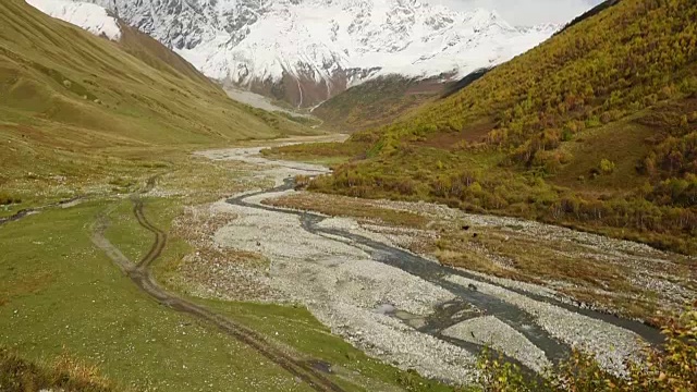 令人惊叹的旅游胜地，靠近什卡拉山脚下的山谷河流，海拔5193米，17040英尺。上斯瓦内蒂，格鲁吉亚，欧洲。高加索山脉。高清视频剪辑高清视频素材