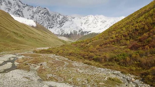 令人惊叹的旅游胜地，靠近什卡拉山脚下的山谷河流，海拔5193米，17040英尺。上斯瓦内蒂，格鲁吉亚，欧洲。高加索山脉。高清视频剪辑高清视频素材