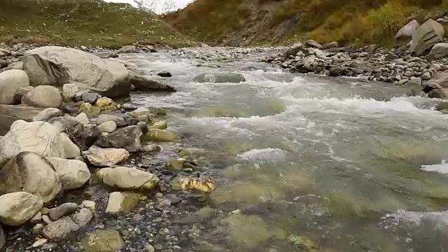 令人惊叹的旅游胜地，靠近什卡拉山脚下的山谷河流。上斯瓦内蒂，格鲁吉亚，欧洲。高加索山脉。高清视频剪辑高清视频素材