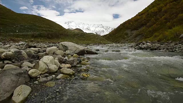 令人惊叹的旅游胜地，靠近什卡拉山脚下的山谷河流。上斯瓦内蒂，格鲁吉亚，欧洲。高加索山脉。高清视频剪辑高清视频素材