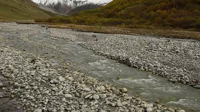 令人惊叹的旅游胜地，靠近什卡拉山脚下的山谷河流。上斯瓦内蒂，格鲁吉亚，欧洲。高加索山脉。高清视频剪辑高清视频素材