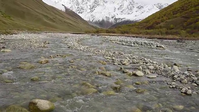 令人惊叹的旅游胜地，靠近什卡拉山脚下的山谷河流。上斯瓦内蒂，格鲁吉亚，欧洲。高加索山脉。高清视频剪辑高清视频素材