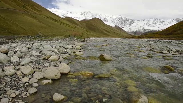 令人惊叹的旅游胜地，靠近什卡拉山脚下的山谷河流。上斯瓦内蒂，格鲁吉亚，欧洲。高加索山脉。高清视频剪辑高清视频素材