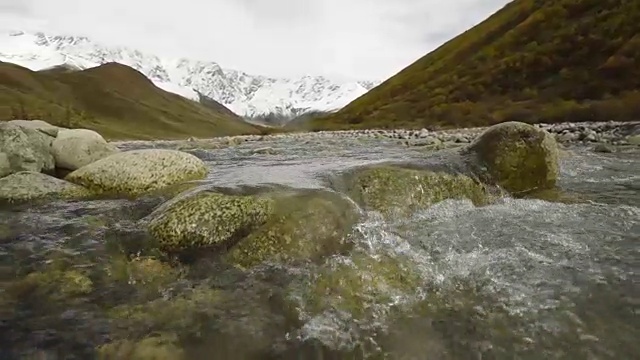 令人惊叹的旅游胜地，靠近什卡拉山脚下的山谷河流。上斯瓦内蒂，格鲁吉亚，欧洲。高加索山脉。高清视频剪辑高清视频素材