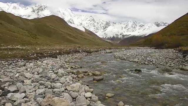 令人惊叹的旅游胜地，靠近什卡拉山脚下的山谷河流。上斯瓦内蒂，格鲁吉亚，欧洲。高加索山脉。高清视频剪辑高清视频素材