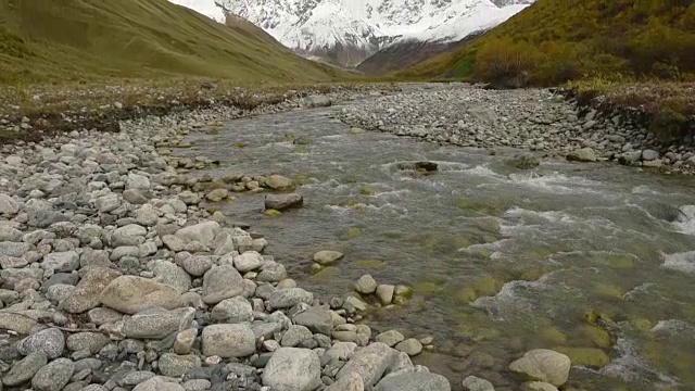 令人惊叹的旅游胜地，靠近什卡拉山脚下的山谷河流。上斯瓦内蒂，格鲁吉亚，欧洲。高加索山脉。高清视频剪辑高清视频素材