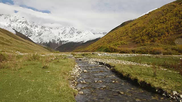 令人惊叹的旅游胜地，靠近什卡拉山脚下的山谷河流。上斯瓦内蒂，格鲁吉亚，欧洲。高加索山脉。高清视频剪辑高清视频素材