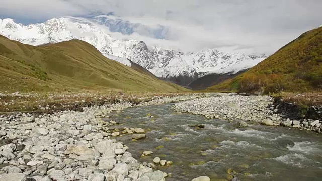 令人惊叹的旅游胜地，靠近什卡拉山脚下的山谷河流。上斯瓦内蒂，格鲁吉亚，欧洲。高加索山脉。高清视频剪辑高清视频素材