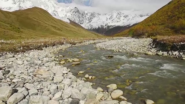 令人惊叹的旅游胜地，靠近什卡拉山脚下的山谷河流。上斯瓦内蒂，格鲁吉亚，欧洲。高加索山脉。高清视频剪辑高清视频素材