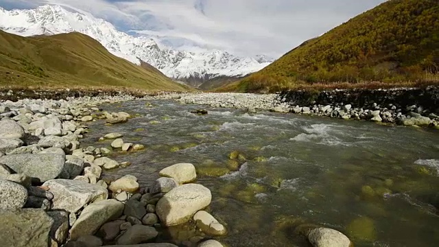 令人惊叹的旅游胜地，靠近什卡拉山脚下的山谷河流。上斯瓦内蒂，格鲁吉亚，欧洲。高加索山脉。高清视频剪辑高清视频素材