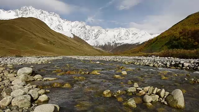 令人惊叹的旅游胜地，靠近什卡拉山脚下的山谷河流。上斯瓦内蒂，格鲁吉亚，欧洲。高加索山脉。高清视频剪辑高清视频素材