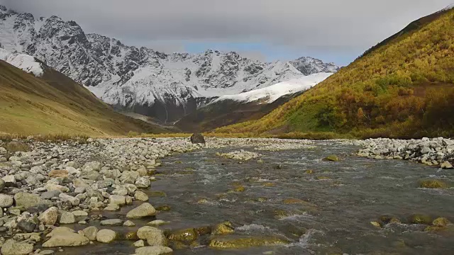 令人惊叹的旅游胜地，靠近什卡拉山脚下的山谷河流。上斯瓦内蒂，格鲁吉亚，欧洲。高加索山脉。高清视频剪辑高清视频素材