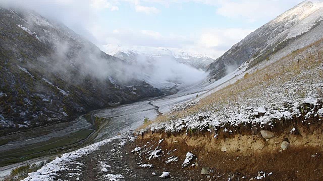 令人惊叹的旅游胜地，靠近什卡拉山脚下的山谷河流。上斯瓦内蒂，格鲁吉亚，欧洲。高加索山脉。高清视频剪辑高清视频素材