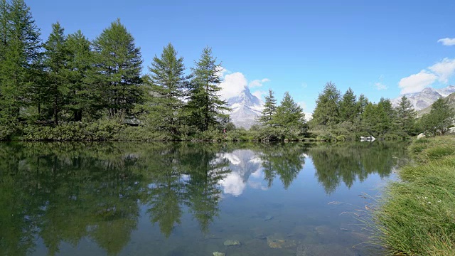 时间流逝拍摄的云移动马特洪峰在瑞士阿尔卑斯山的心脏视频素材