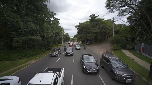 巴西南部阿雷格里港市街道上的汽车和车辆视频素材