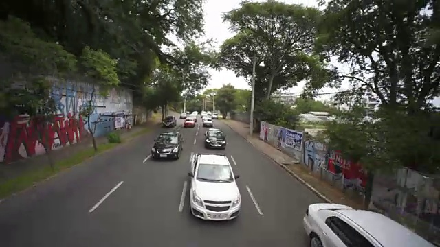 巴西南部阿雷格里港市街道上的汽车和车辆视频素材